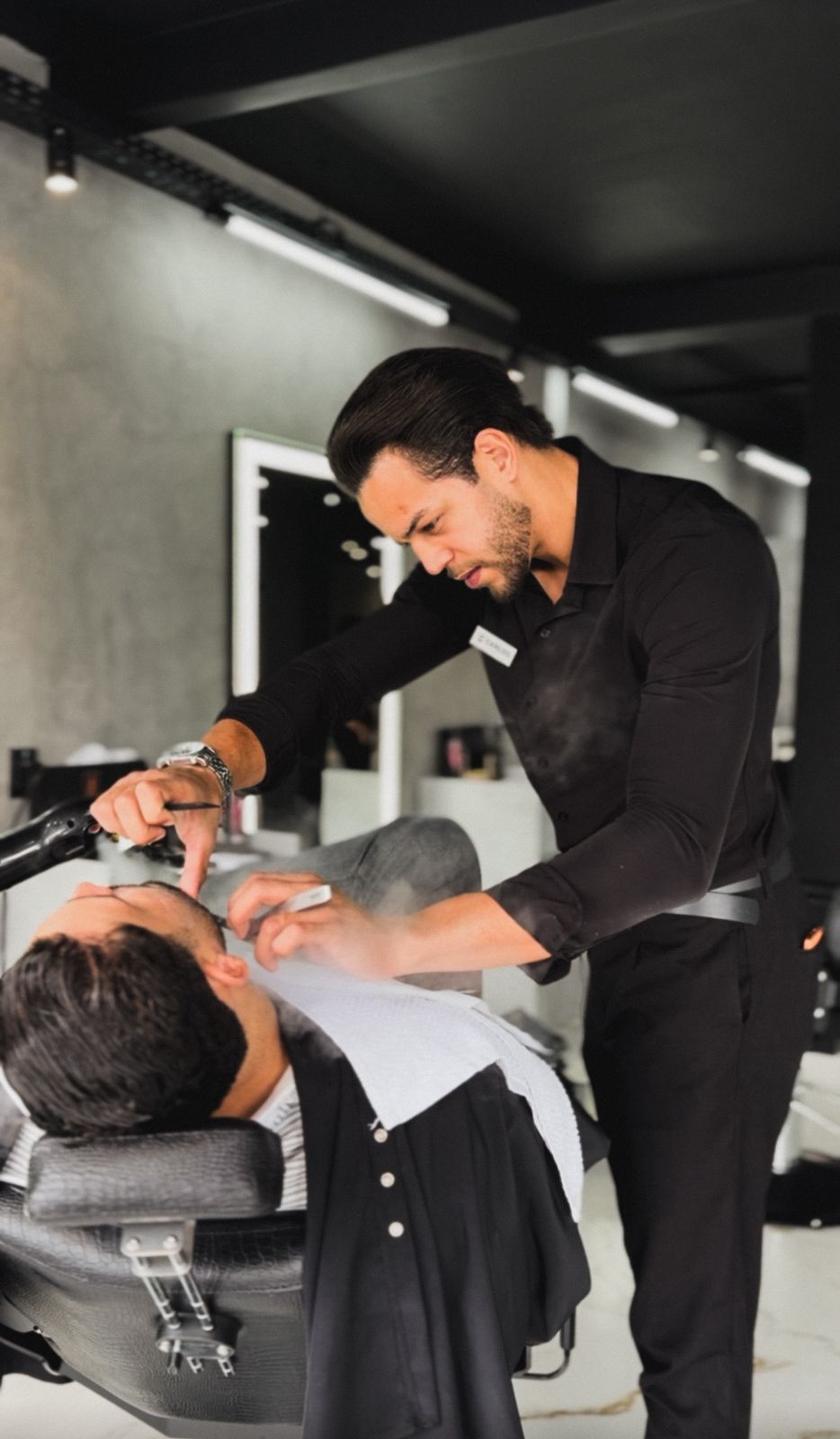 Barbeiro Chanceller trabalhando